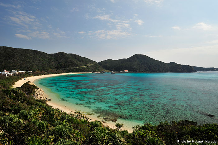 A beach in the Aharen area where many guesthouses, diving centers, and restaurants are located