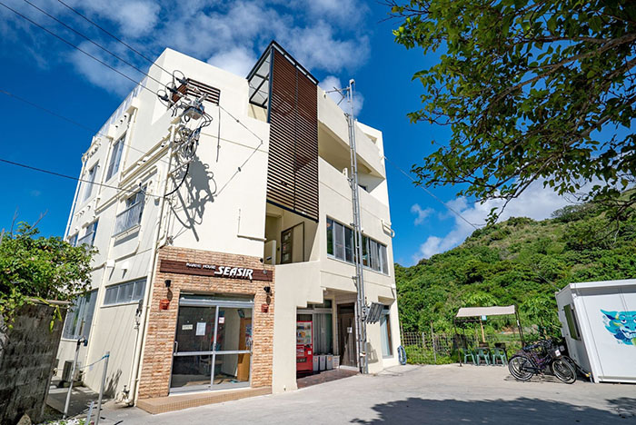 Pension Seasir is located in a corner of the village with Maehama Beach on Aka Island right in front of you.