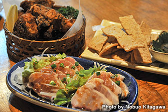 Enjoy sashimi of sailfish and other local food at the restaurant “Hate” in Sonai.