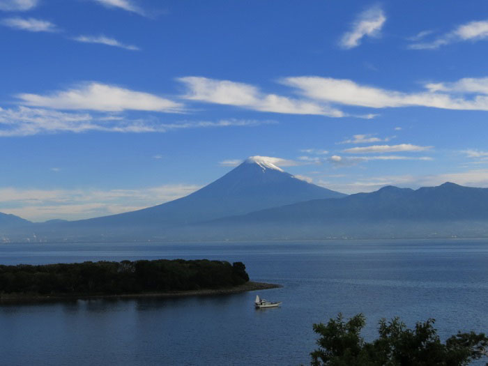 The long, narrow cape in the middle is part of Osezaki. It is nestled in the embrace of Mount Fuji and faces Suruga Bay, making it an ideal diving area.